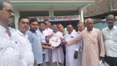 सहदेई बुजुर्ग: सहदेई बुजुर्ग स्थित पूर्व मुखिया के आवास पर राजद की अनुमंडलस्तरीय हुई बैठक में विधानसभा चुनाव की रणनीति पर हुई चर्चा