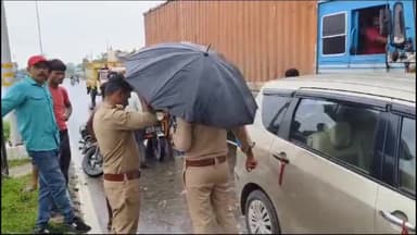 जलालाबाद: फर्रुखाबाद हाईवे कुमार धर्म कांटा के सामने कार कंटेनर में पीछे से घुसी, कार चालक गंभीर रूप से घायल, टला बड़ा हादसा