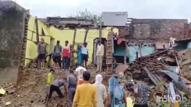 आगरा: गांव बाई खेड़ा में गिरा मकान, मलबे में दबने से घर का सामान हुआ क्षतिग्रस्त, बड़ा हादसा टला