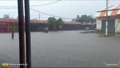 सासनी: 24 घंटे से हो रही बारिश के चलते जनजीवन हुआ अस्त व्यस्त बड़ी सब्जी मंडी सासनी मे भरा बारिश का पानी किसानों को हुई परेशानी