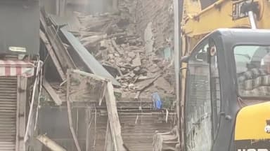 इंदौर: झांकी मार्ग के बीच में सीतलामाता बाजार स्थित जर्जर भवन को नगर निगम ने किया ध्वस्त