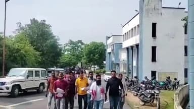 सिमडेगा: आजसू जिलाध्यक्ष और सचिव ने समाहरणालय में चौकीदार पद के पुनः रिजल्ट बहाल को लेकर डीसी को सौंपा ज्ञापन