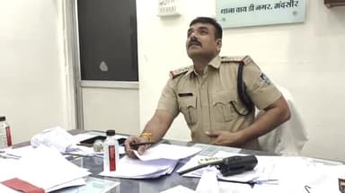 मंदसौर: ग्राम नौगांव खेत में लगे लोहे के एंगल चोरी करते हुए दो चोरों को ग्रामीणों ने पकड़ा पुलिस ने की कार्रवाई