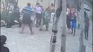 मथुरा: थाना हाईवे के आकाश एंक्लेव में मिट्टी लेने को लेकर दो पड़ोसी में जमकर चले लाठी डंडे झगड़े का वीडियो सोशल मीडिया पर वायरल