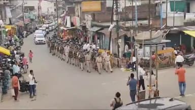 सिंगरौली: आगामी त्यौहारों को लेकर एसपी के नेतृत्व में शहर में निकाला गया फ्लैग मार्च जनता से शांति व्यवस्था बनाये रखने की अपील