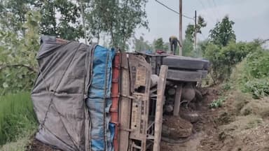 रायबरेली: चक दादर के पास चालक को नींद आ जाने के चलते ट्रक अनियंत्रित होकर खाई में पलटा, कोई हताहत नहीं