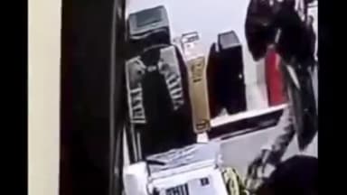 हुज़ूर: भोपाल के एमपी नगर स्थित जोन-1 में लैपटॉप शोरूम पर हेलमेट पहनकर चोर ने किया लैपटॉप चोरी