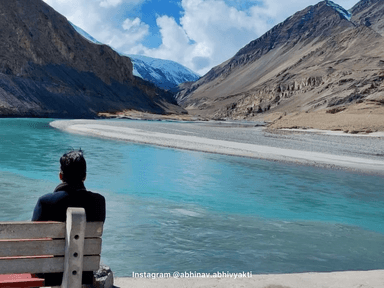 बस वही शाम सँभालना चाहता हूँ
कुछ वक्त ख़ुद के लिए निकलना चाहता हूँ

~ अभिनव

#hindipoetry #motivationalpost #trendingpost #india #travelpoetry