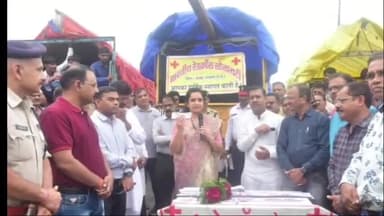 मंदसौर: सड़क सुरक्षा अभियान अंतर्गत कलेक्टर ने रेडक्रॉस के माध्यम से मंडी में किसानों के वाहनों पर रेडियम की पट्टी लगाई।