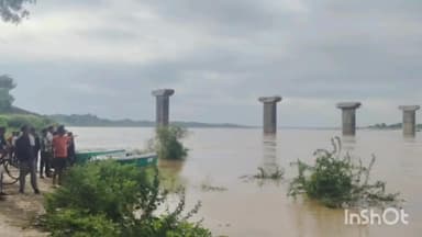 बाह: पिनाहट चंबल नदी में बढ़ा बाढ़ का खतरा, कोटा बैराज से 3 लाख क्यूसेक पानी छोड़ा