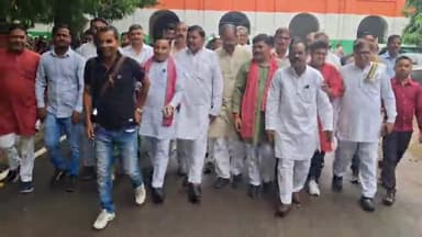 लखीमपुर: फूलबेहड़ में विधायक मंजू त्यागी द्वारा पर्चा छीनने से आक्रोशित सपा का डेलिगेशन पहुंचा डीएम कार्यालय, जमकर की नारेबाजी