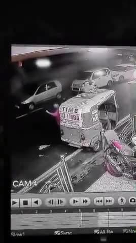 ग्वालियर गिर्द: बाइक सवार 3 नकाबपोश बदमाशों ने ग्वालियर में साया होटल पर की फ़ायरिंग, घटना का वीडियो आया सामने