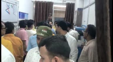 देवेंद्रनगर: बस में घायल हुए यात्रियों का हाल चाल जानने पहुंचे गुनौर विधायक डॉ राजेश वर्मा सामुदायिक स्वास्थ्य केंद्र देवेंद्रनगर