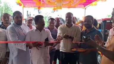 सिमडेगा: पूर्व ग्रामीण विकास मंत्री एनोस एक्का ने सिमडेगा नीचे बाजार में इलेक्ट्रिक स्कूटी शोरूम का किया उद्घाटन