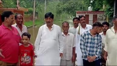 रामपुर: ग्राम घाटमपुर में बाढ़ का पानी घुसने पर जिला पंचायत सदस्य मुस्तफा हुसैन के नेतृत्व में स्थानीय लोगो ने प्रदर्शन किया