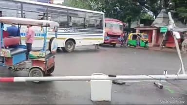 देवघर: फव्वारा चौक पर तेज बारिश के कारण सौर लाइट का पोल गिरने से रास्ता हुआ जाम, बाल बाल बचे राहगीर