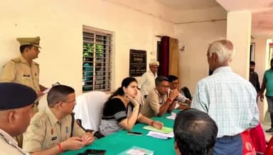 देेेवरिया: देवरिया के सभी थानों पर थाना दिवस का किया गया अयोजन, डीएम एसपी नेसदर कोतवाली में सुनी समस्या