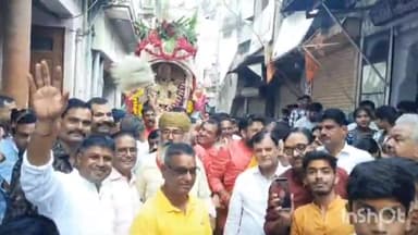 मकराना: मकराना में चारभुजा मंदिर से ठाकुर जी की रजत रेवाड़ी निकाली गई