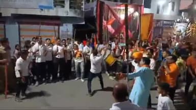 शाजापुर: डोल ग्यारस पर्व के अवसर पर शाजापुर में सर्व ब्राह्मण समाज ने निकाला अखाड़ा, युवाओं ने दिखाए करतब