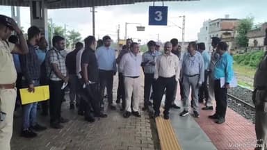 देवघर: पूर्व रेलवे जीएम और आसनसोल डिवीजन के डीआरएम ने जसीडीह, बैद्यनाथ धाम और देवघर स्टेशन का किया निरीक्षण
