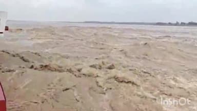 मिहींपुरवा: गिरिजापुरी घाघरा बैराज से छोड़ा गया 3 लाख 12 हजार क्यूसेक पानी, तटवर्ती इलाकों में मडराया बाढ़ का खतरा