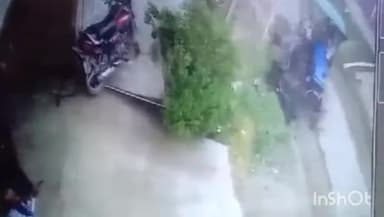 औरैया: दिबियापुर कस्बे के कलेक्ट्री रोड पर बाइक और ट्रैक्टर की टक्कर का सीसीटीवी वीडियो सोशल मीडिया पर हुआ वायरल