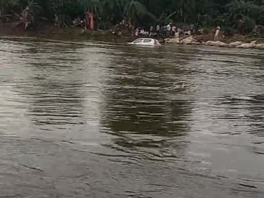 कट केशवर महादेव मंदिर के शगम पर रपॉट के तेज बहाव में बही कार