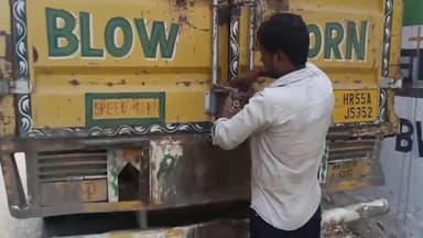 मोहनिया: दादर के पास डिवाइडर से टकराकर खुल गया था कंटेनर का दरवाजा ग्रामीण ने लूट लिया 771 पेटी बिस्किट।