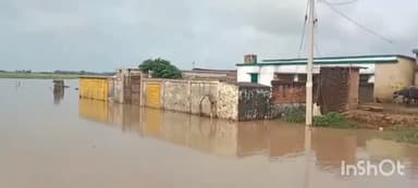 नानपारा: नानपारा:पहाड़ों पर मुसलाधार बारिश के बाद उफान पर हुई सरयू नदी,बलहा के दर्जनों गांवों में घुसा पानी,परेशान हुए लोग