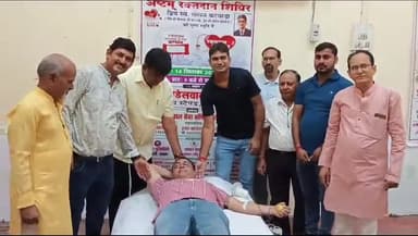 अलवर: पुलिस कंट्रोल रूम के पास खंडेलवाल धर्मशाला में निशुल्क चिकित्सा व रक्तदान शिविर का वन मंत्री संजय शर्मा ने किया उद्घाटन