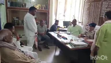 भभुआ: भभुआ थाने में CO व थाना अध्यक्ष के द्वारा जनता दरबार का किया गया आयोजन, भूमि संबंधी विवाद को लेकर पहुंचे फरियादी