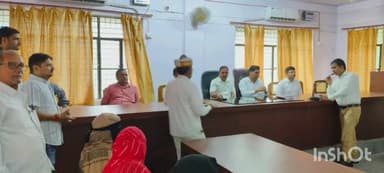 नानपारा: सतीजोर गांव में तालाब में डूबी चार मासूम बच्चियों के परिजनों को एसडीएम ने सौंपा चार चार लाख रुपए का चेक