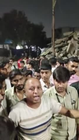 ये घटना इंदौर नेमावर रोड़ कि है मकान तोड़ दिया गया एक घायल मकान वाले आए रोड़ पर अंकित रिपोर्टिंग #indore #mp09