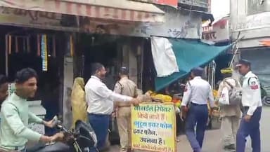 मंदसौर: नगर पालिका की टीम व यातायात पुलिस ने गांधी चौराहा से लेकर प्रतापगढ़ पुलिया तक सड़क के किनारे से हटाया अतिक्रमण