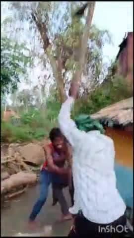 लखीमपुर: ओयल पुलिस चौकी क्षेत्र के लोनपुरवा गांव में दबंगों ने घर में घुसकर लाठी डंडों से जमकर की मारपीट, वीडियो हुआ वायरल