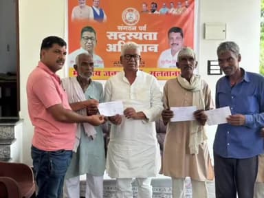 लंभुआ: घाटमपुर के दक्षिणी गांव में भाजपा ने चलाया सदस्यता अभियान, MLC ने लोगों को दिलाई सदस्यता