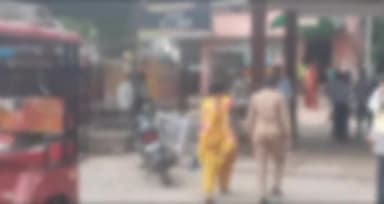 हाथरस: हाथरस जंक्शन क्षेत्र के एक गांव निवासी महिला को ससुराल पक्ष के लोगों ने दहेज की मांग को लेकर मारपीट कर घर से निकाला