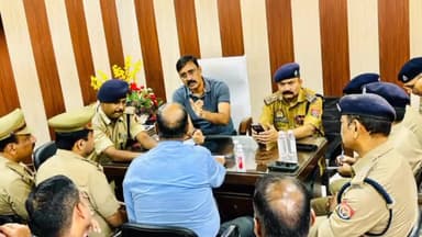 कानपुर: DCP सेंट्रल व ईस्ट ने परेड स्थित सदभावना चौकी में बारावफात को लेकर जुलूस आयोजकों-धर्म गुरुओं के साथ की बैठक