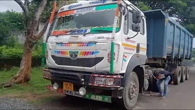 बरहरुवा: कोटालपोखर के थानेदार ने बंगाल बॉर्डर के समीप चिप्स लोड वाहन को पकड़ा