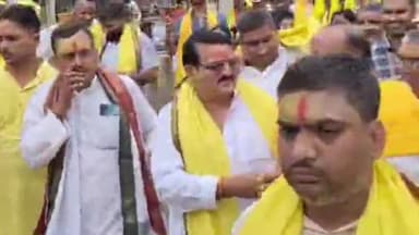 बक्सर: वामन द्वादशी के अवसर पर पुष्प वर्षा व शंख ध्वनी के साथ बक्सर में निकाली गई भगवान वामन की भव्य रथयात्रा