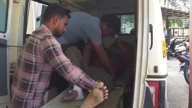 रामपुर: पटवाई चौराहे के पास एक तेज रफ्तार जीप चालक ने बाइक सवार युवक को मारी टक्कर बाइक सवार युवक की टूटी टांग अस्पताल में भर्ती