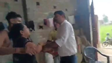 गोरखपुर: बलात्कार के आरोपी के घर बंजरहा में दबिश देने गए शाहपुर थाने के दरोगा और परिवार में झड़प का वीडियो हुआ वायरल