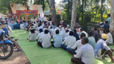 बैतूल नगर: भारतीय किसान संघ के सदस्यों ने अपनी 19 सूत्रीय मांगो को लेकर क्लेक्ट्रेट रोड पर किया धरना प्रदर्शन