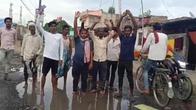 नौतन: नौतन में पाइप फूटने से सडक पर गिर रहा  टंकी का पानी,गांव में पानी नहीं पहुंचने पर ग्रामीणों ने किया प्रदर्शन