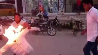 रामपुर: ग्राम आगापुर में सपा यादव परिवार के कार्यकर्ताओं ने मुख्यमंत्री का फूंका पुतला