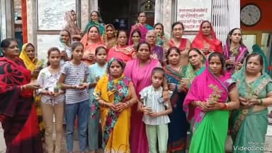 खबर औरैया से एक विचित्र पहल शाखा तुलसी सखी ग्रुप ने 101 तुलसी के पौधे वितरित किए