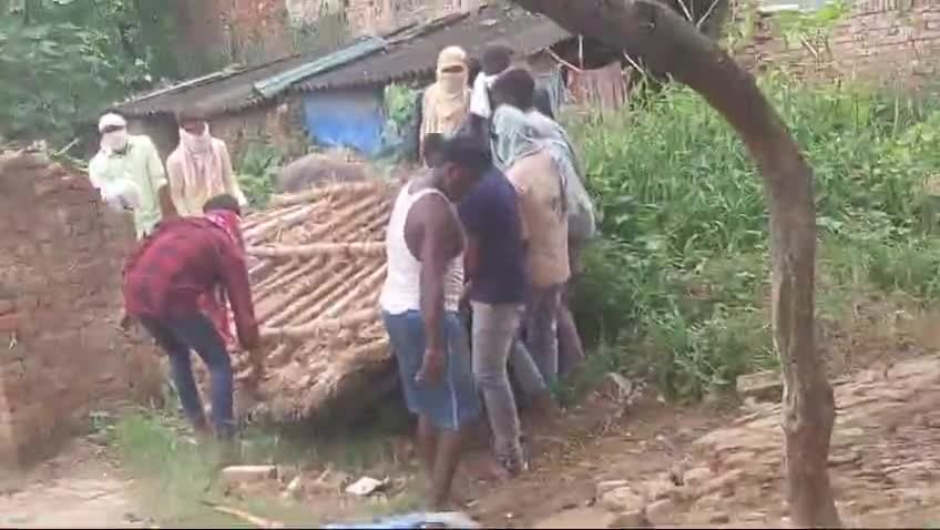 #gunda Raj hatao 
Ghar pe na maujud Rahane pe 
Ghar ko dabango dwara giraya gya 
ye video Fulaich, thana tarwa ka hai