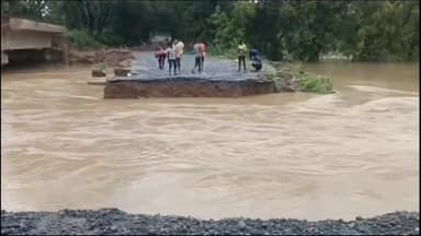 सेन्हा: लोहरदगा में लगातार बारिश के कारण सेन्हा कंडरा नदी का डाईवर्षण बहा, आवागमन बाधित