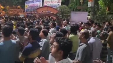 मंदसौर: उपद्रव के विरोध में नेहरू बस स्टैंड स्थित श्री बड़े बालाजी मंदिर पर की महाआरती हजारों हिंदू संगठन से जुड़े लोग हुए शामिल