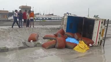 मोहनिया: पटना मोड़ के पास दूसरी वाहन से टकराकर पिकअप पलटा बाल बाल बचा चालक